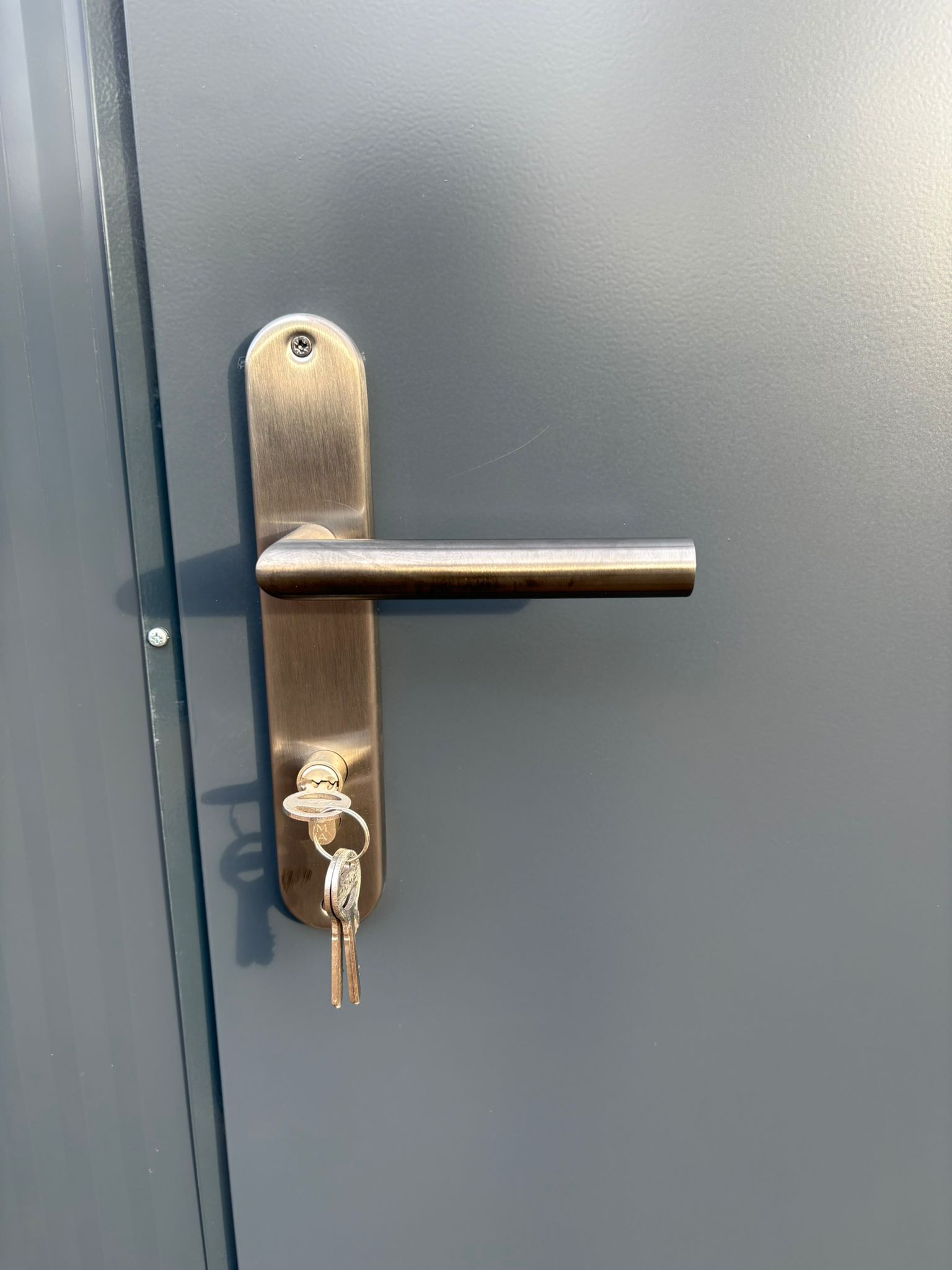 Deurklink van een toilet- en urinoirunit.