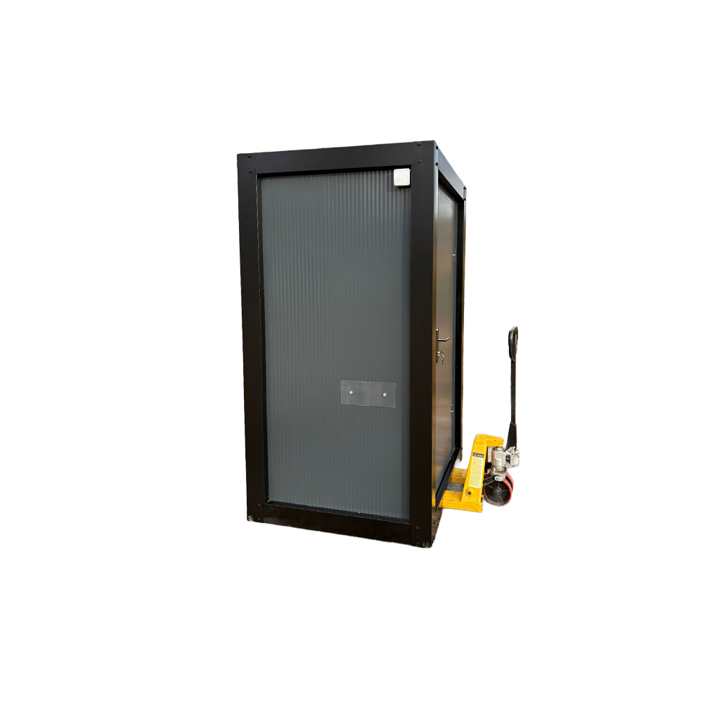 Palletwagen onder een single toiletunit met urinoir.