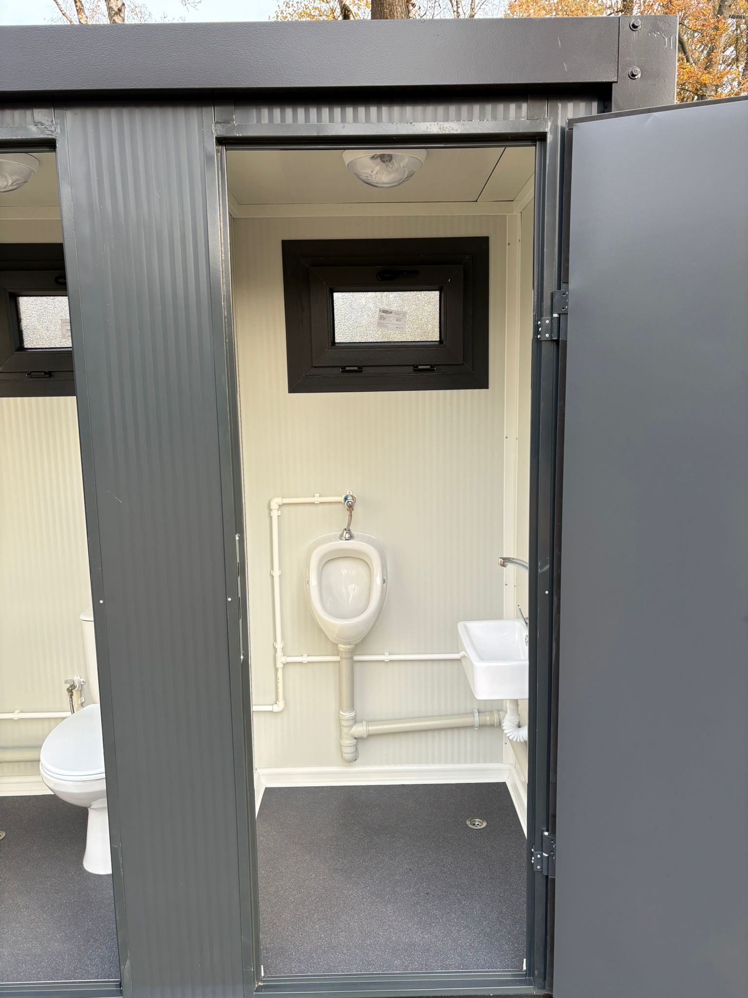 Rechterkant van een toilet- en urinoirunit.