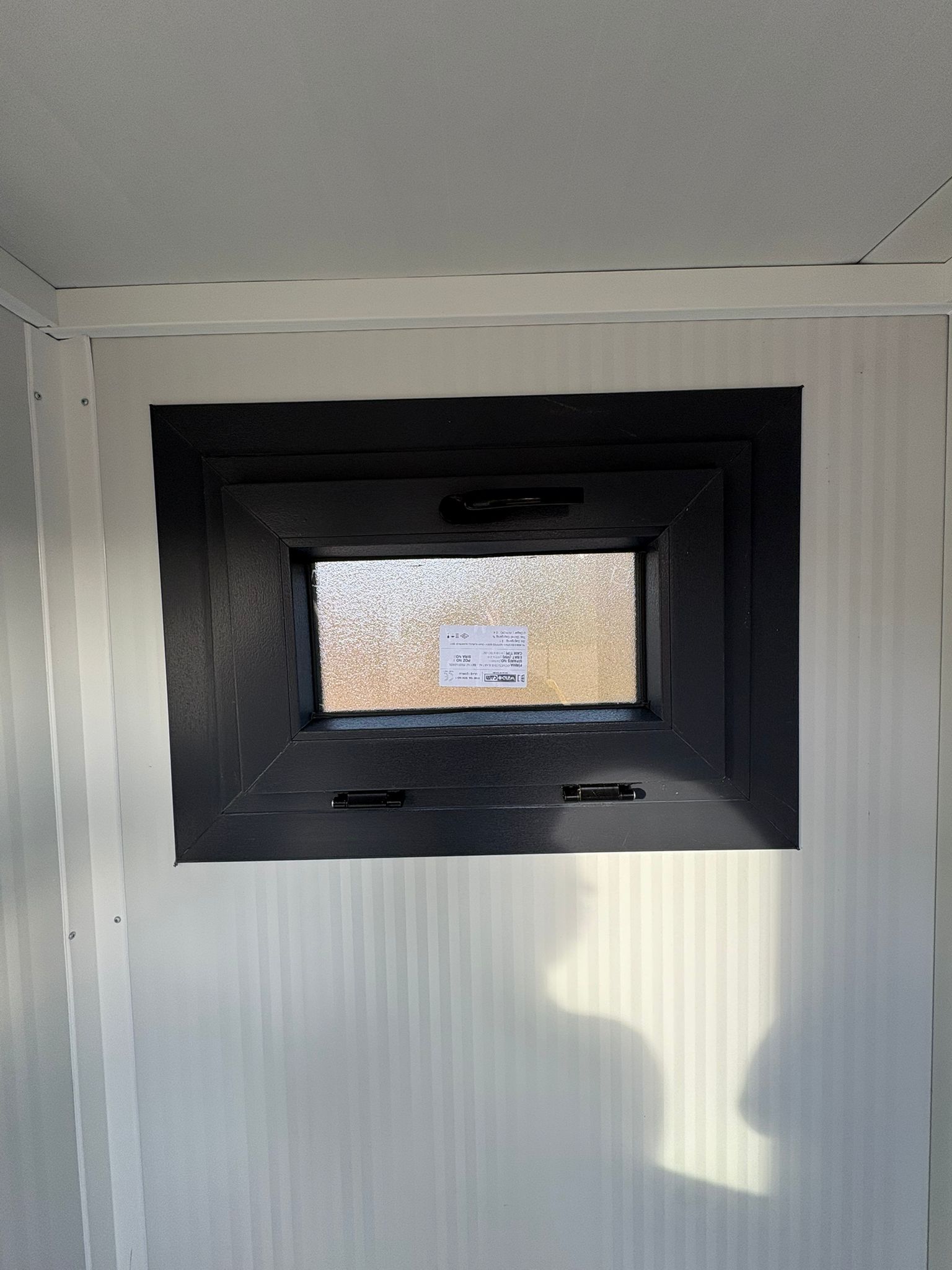 Draaikiepraam van een toilet- en urinoirunit.