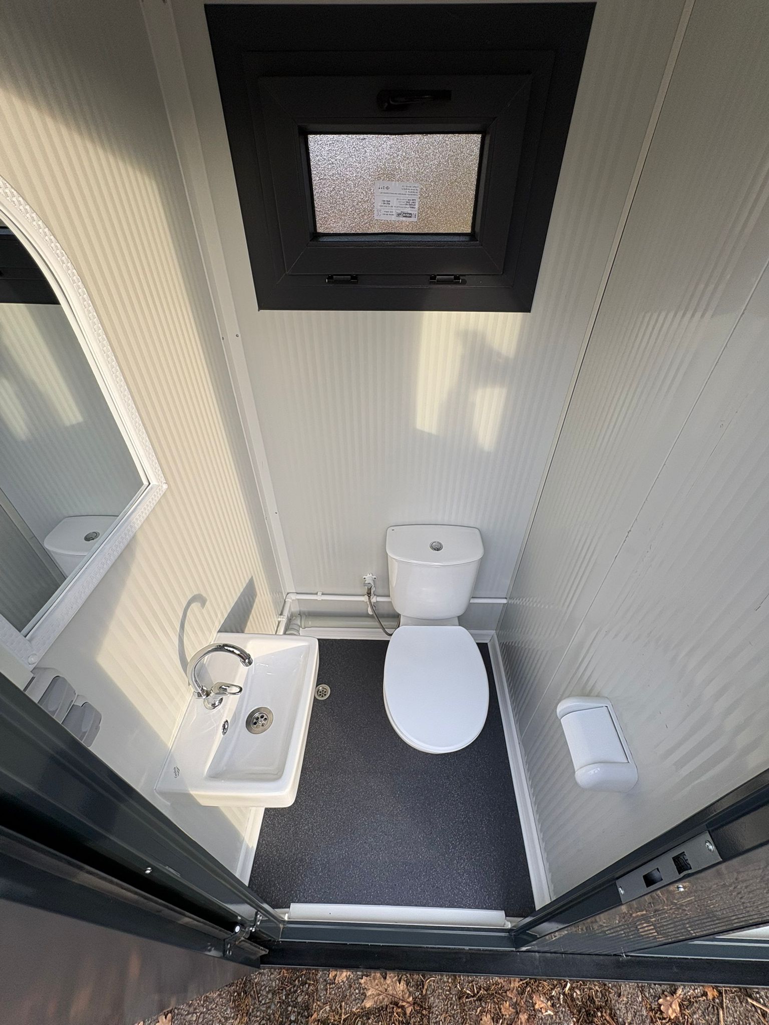 Overzicht van de toiletruimte in een toilet- en urinoirunit.